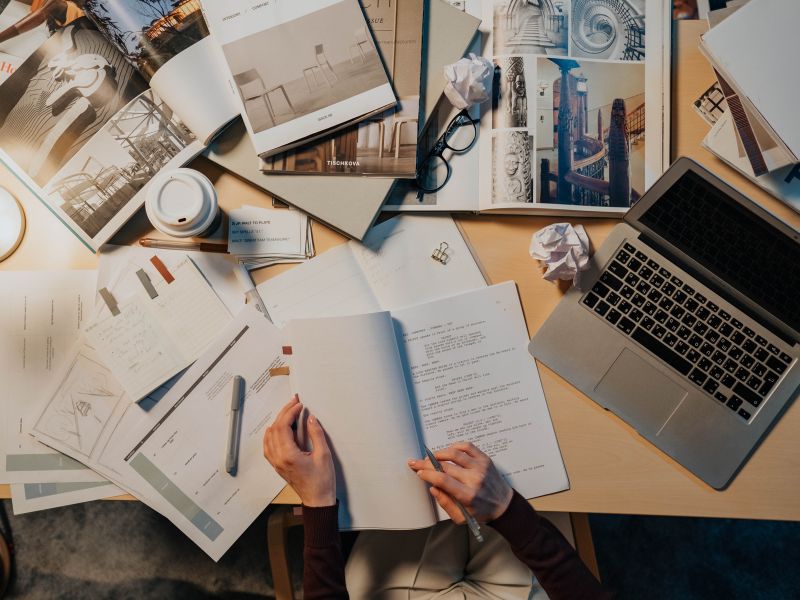Bild für Modul 1 aus dem Branding Onlinekurs Foto Vogelperspektive auf Laptop und Workbooks