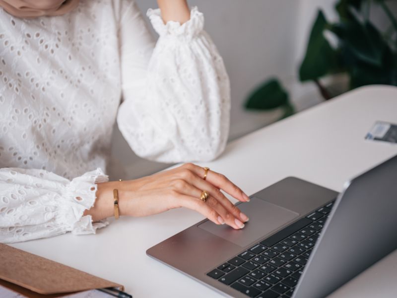 Bild für Modul 6 aus dem Branding Onlinekurs Foto Frau am Laptop