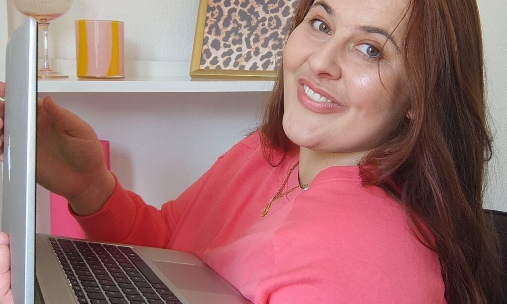 Janina Peters Brand Designerin am Laptop