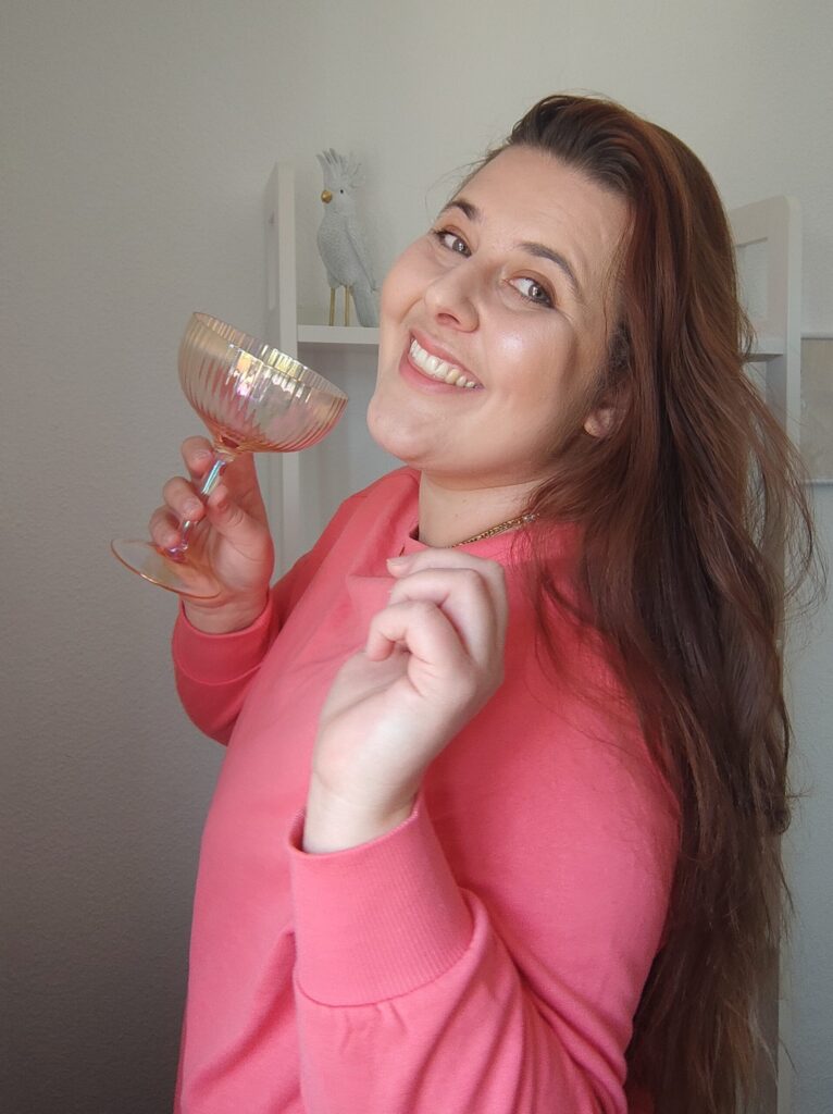Janina Peters Sektglas Pink Farben Branding Social Media Auftritt Instagram Branding
